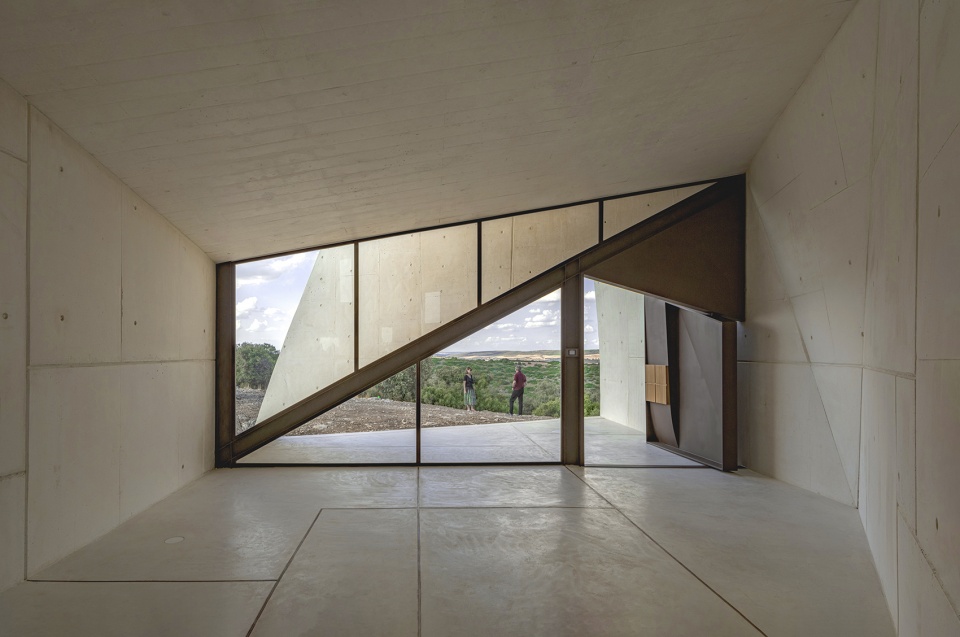 chapel in sierra la villa by s m a o