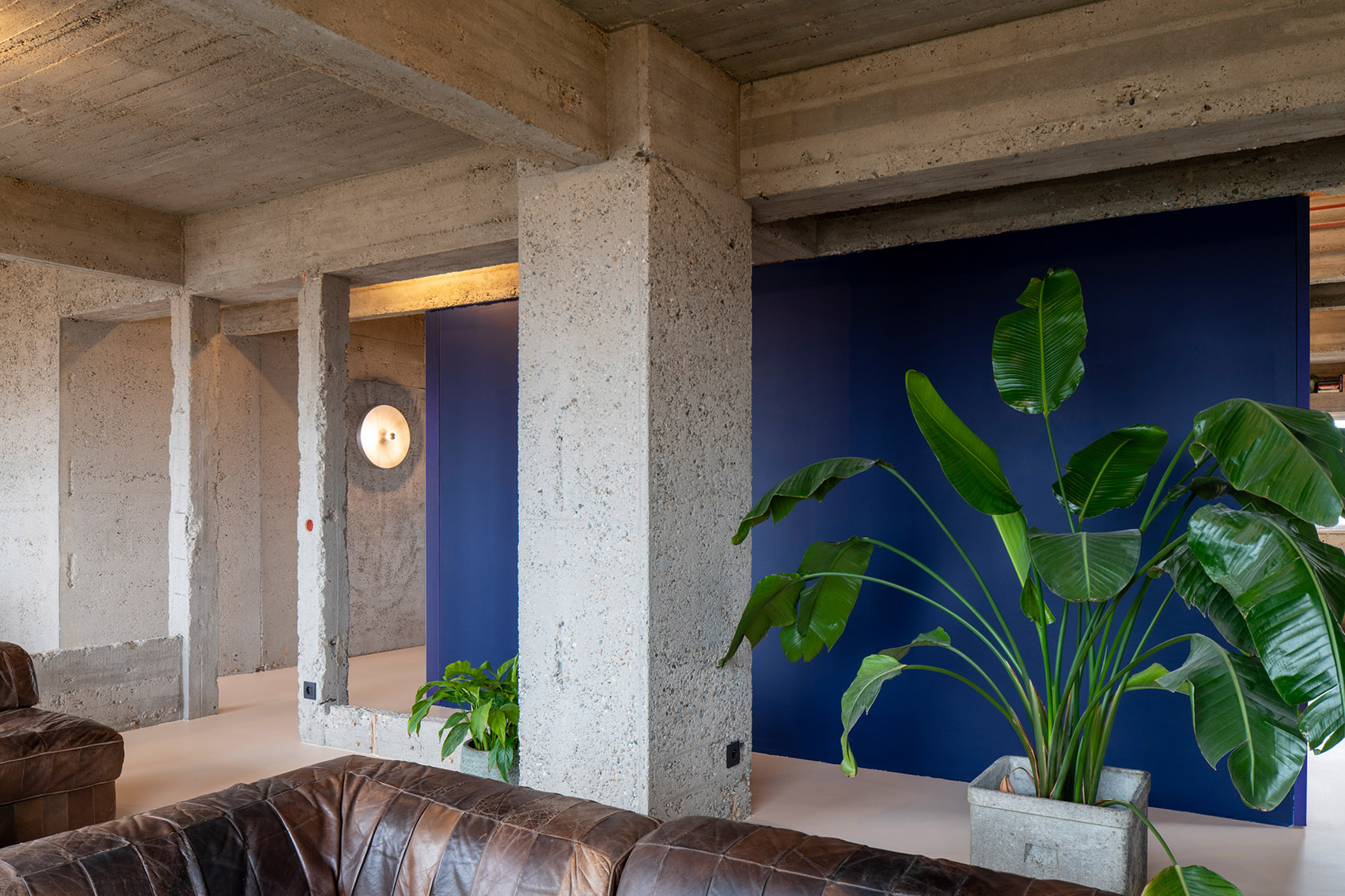 Studio Okami Brutalist duplex apartment in the Riverside Tower by Studio Okami ...