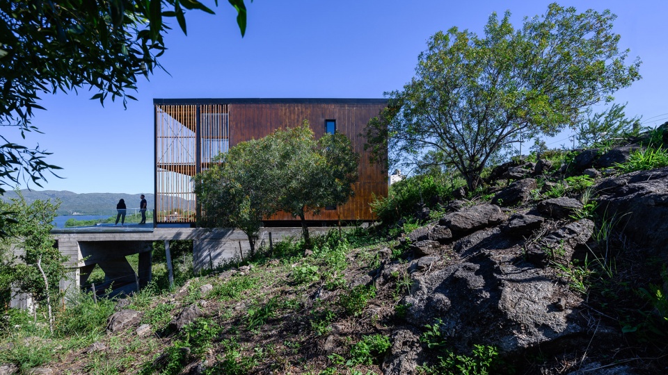 siquiman lodge by pablo senmartin architects