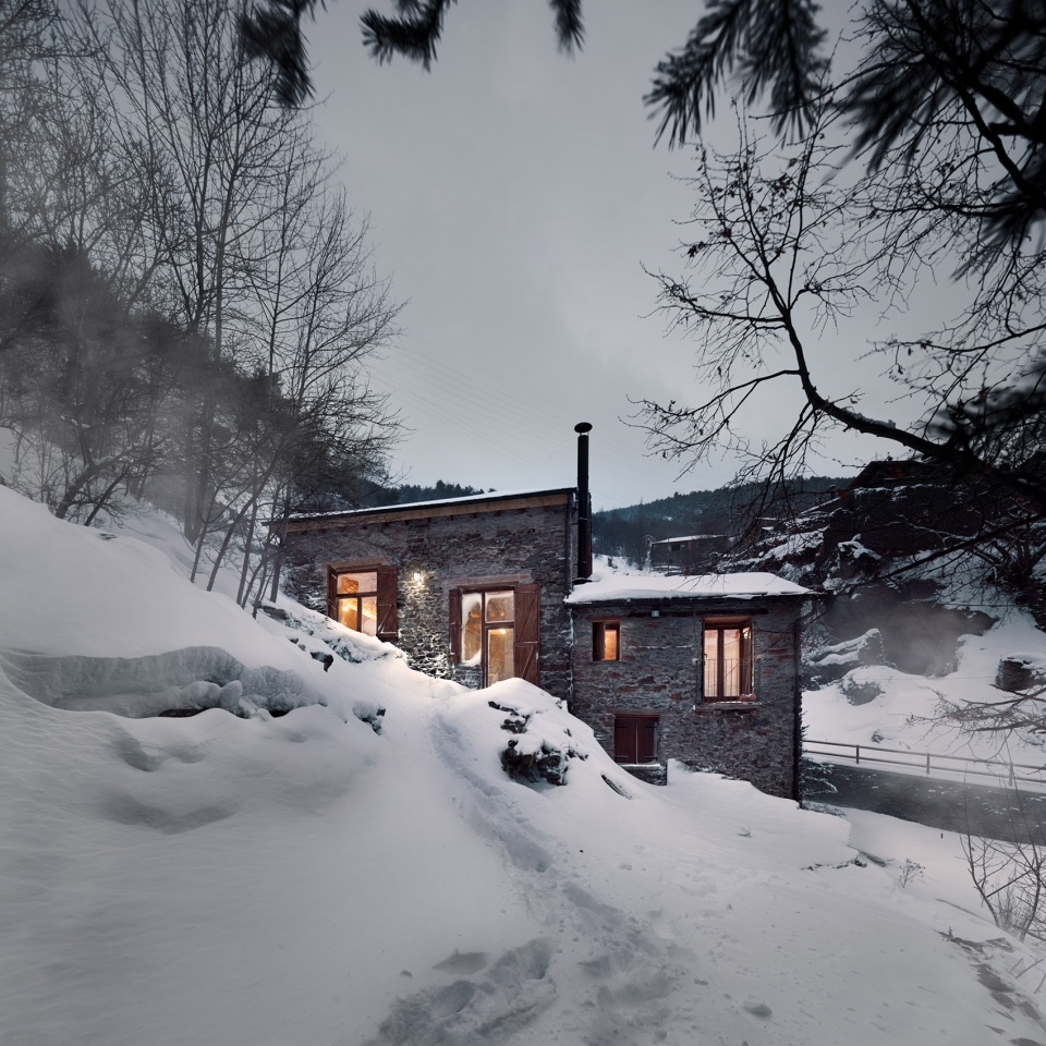 house renovation alt pirineu spain by hiha studio