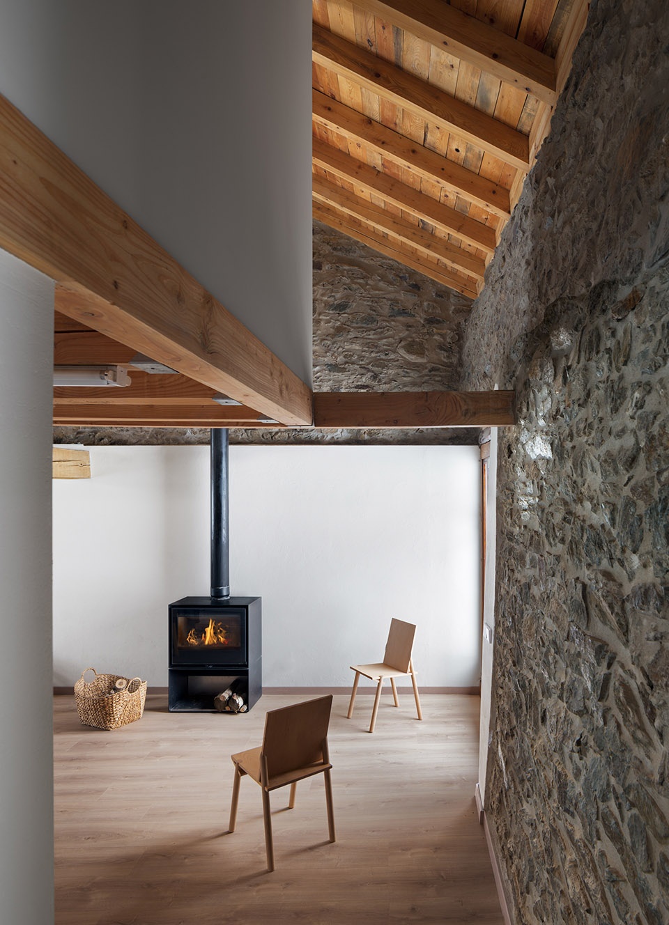 house renovation alt pirineu spain by hiha studio