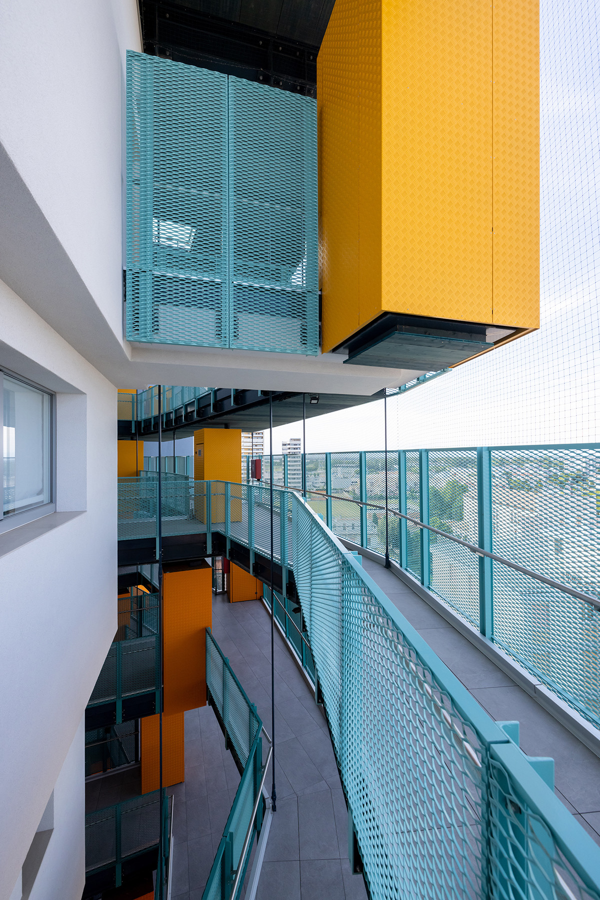 Le bâtiment descendant l’escalier by ELASTICOFarm - 谷德设计网