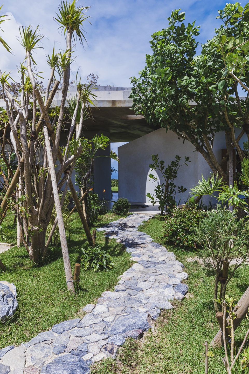 house in nakijin by studio cochi architects