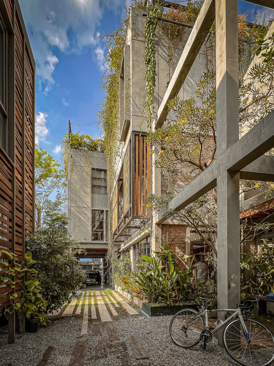 tamni hostel by po d architects