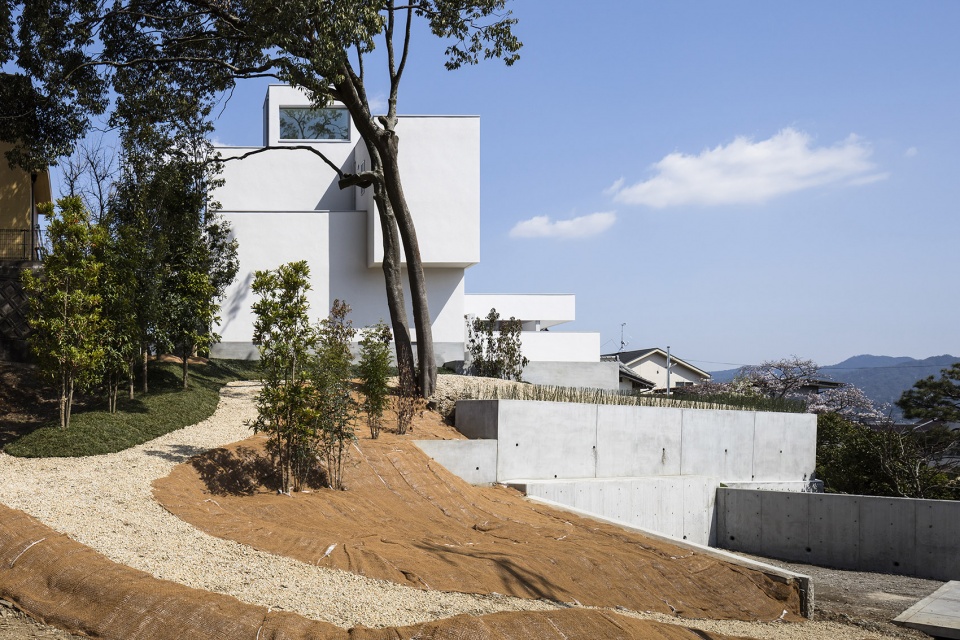 hilltop house by formkouchi kimura architects
