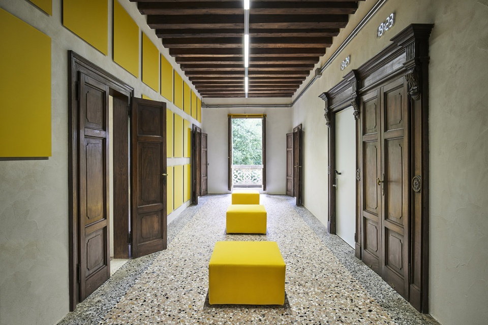 CRASH BAGGAGE HEADQUARTER by Alberto Caiola