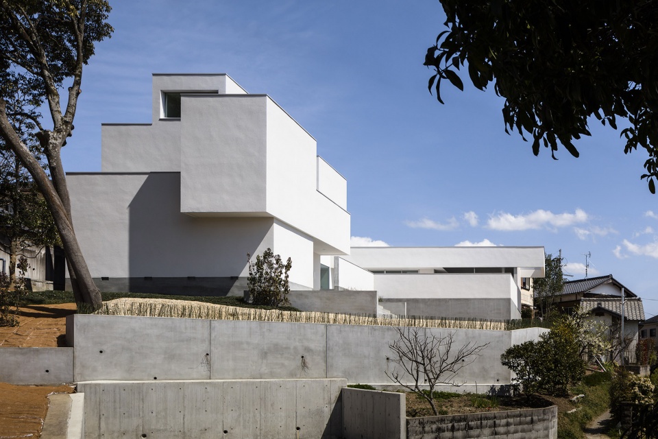 hilltop house by formkouchi kimura architects