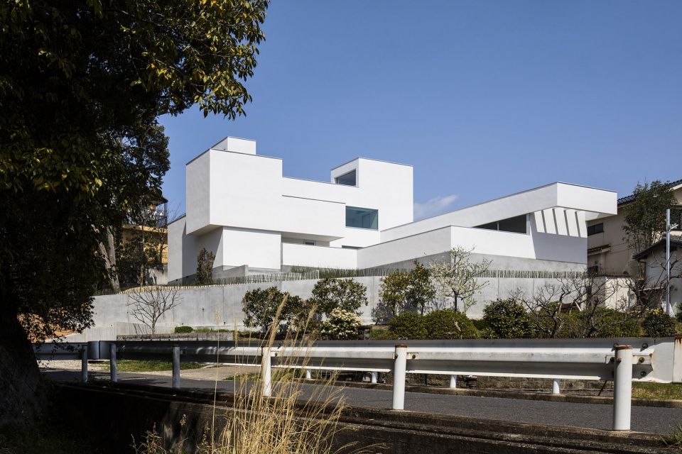 hilltop house by formkouchi kimura architects