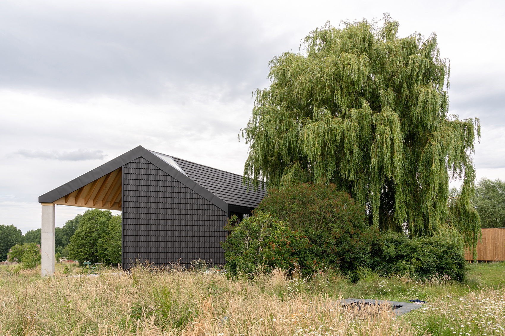 Under the Willow Tree House by Objekt Architecten 谷德设计网