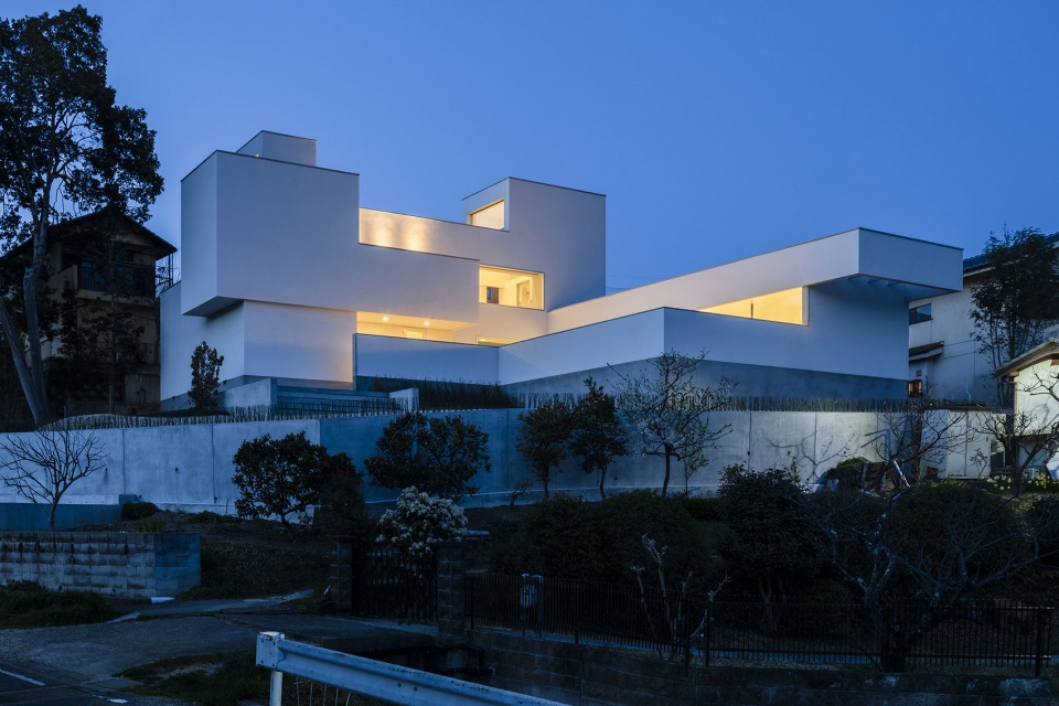 hilltop house by formkouchi kimura architects