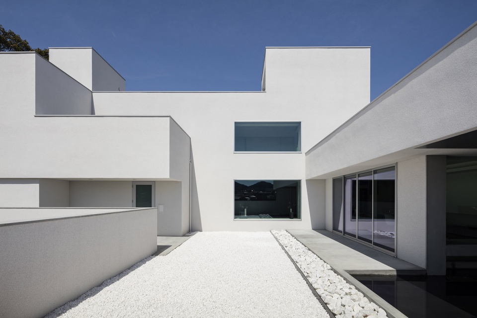 hilltop house by formkouchi kimura architects