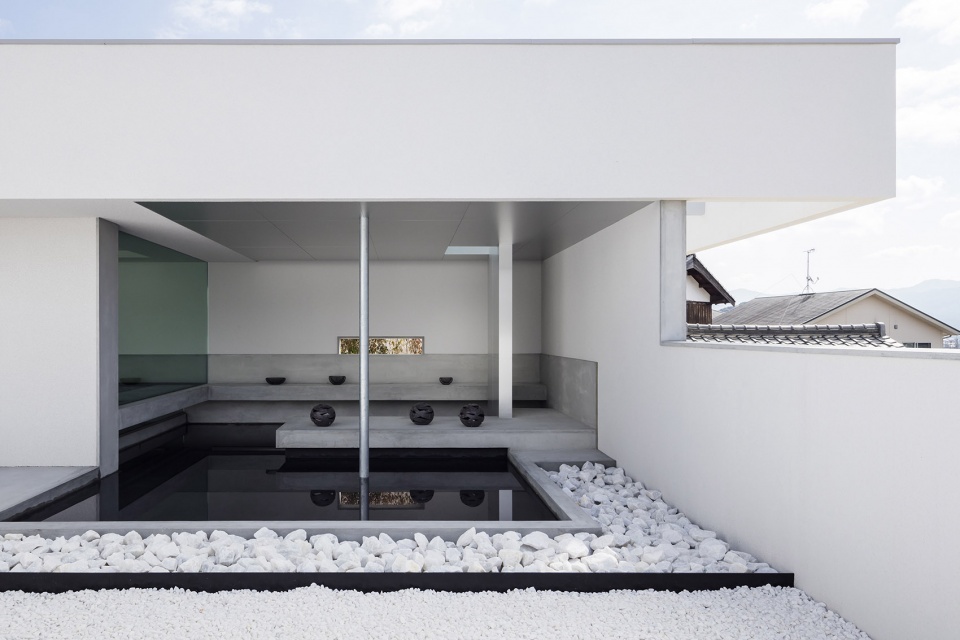 hilltop house by formkouchi kimura architects