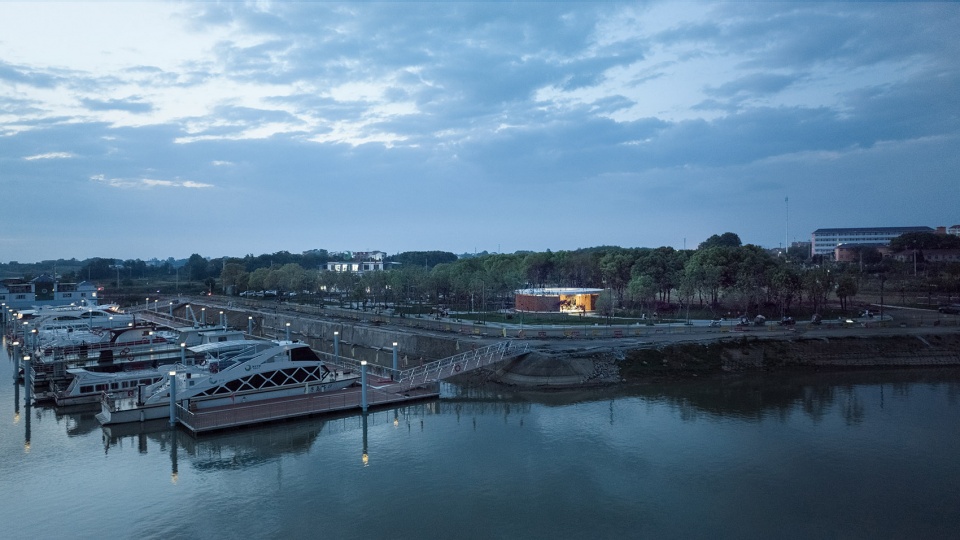 lakeside rest station landscape public toilet of liangzi lake by upa