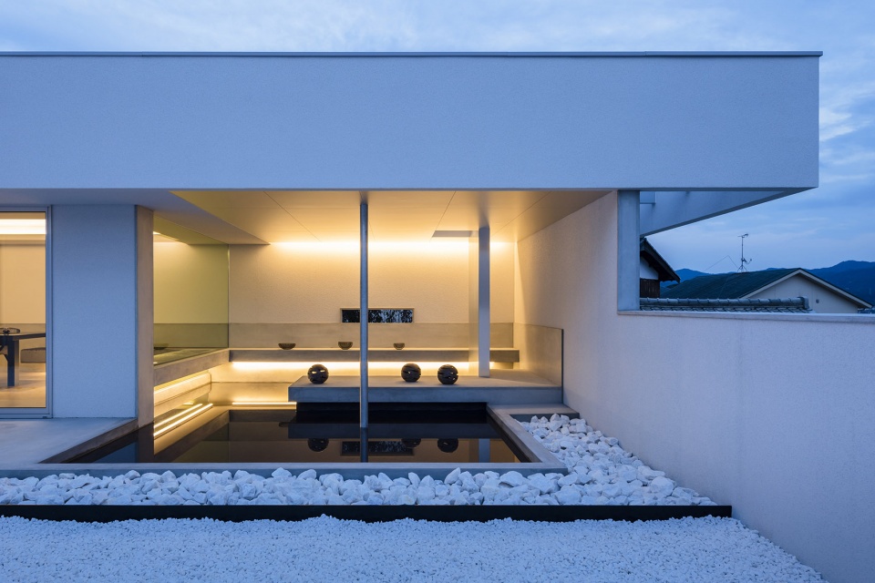 hilltop house by formkouchi kimura architects