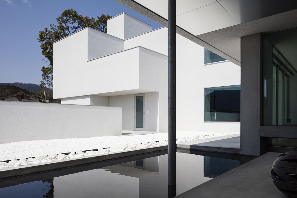 hilltop house by formkouchi kimura architects
