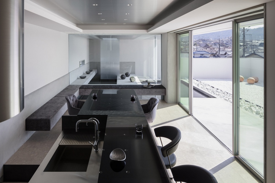 hilltop house by formkouchi kimura architects