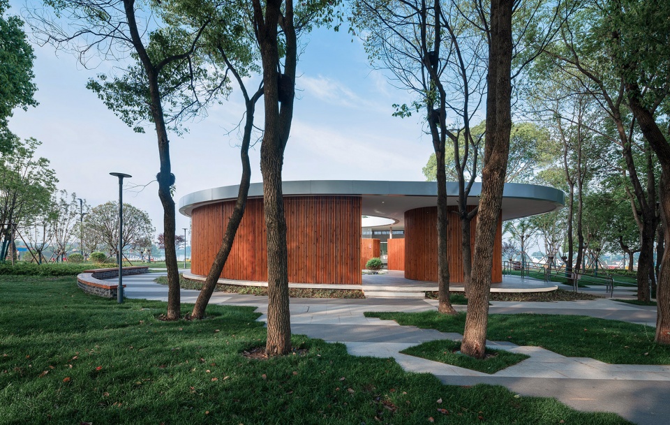 lakeside rest station landscape public toilet of liangzi lake by upa
