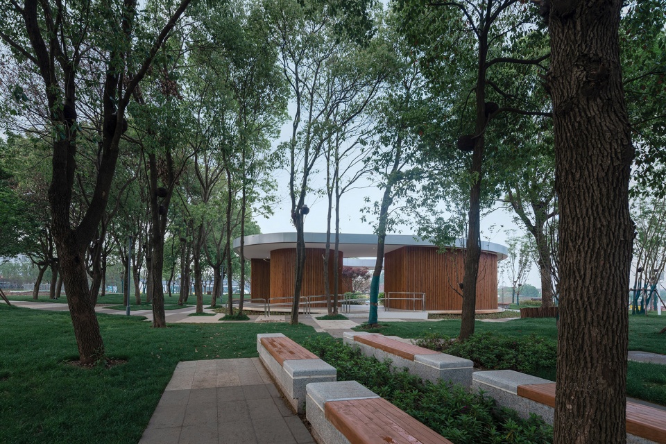 lakeside rest station landscape public toilet of liangzi lake by upa