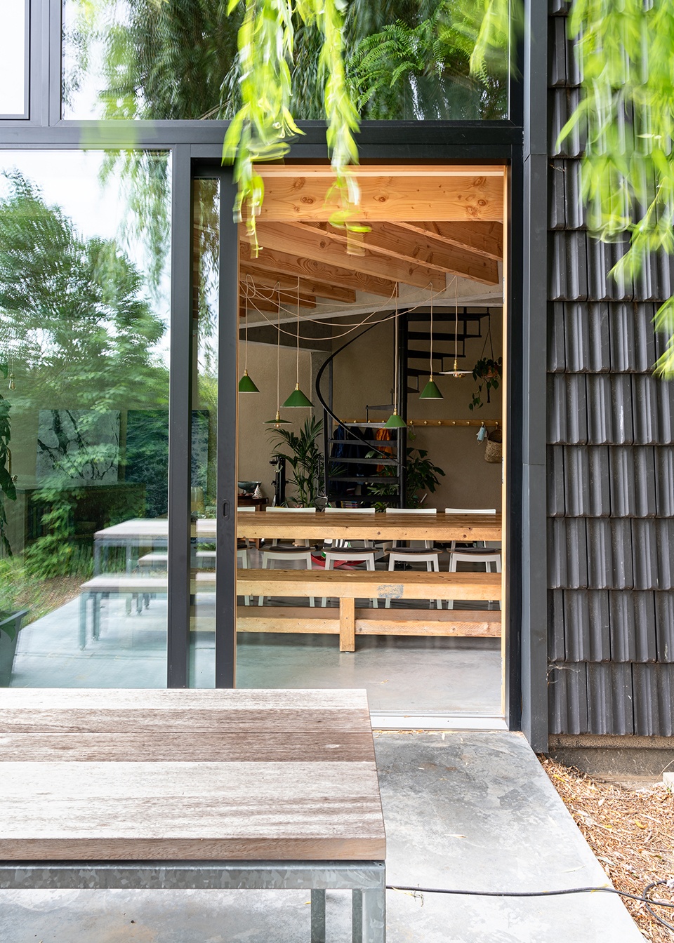 under the willow tree house by objekt architecten