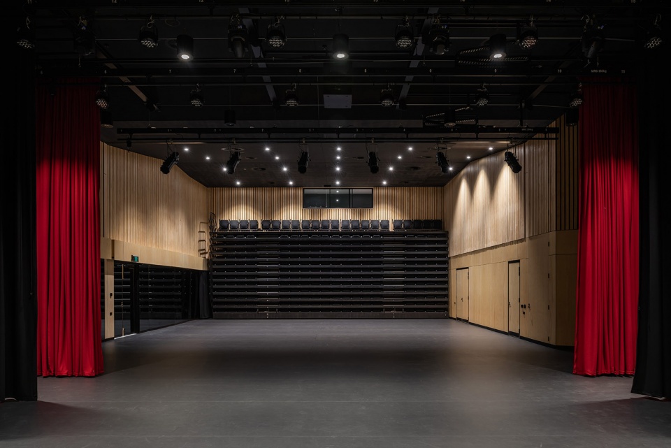 Belridge Secondary College Performing Arts Centre by iredale pedersen hook architects