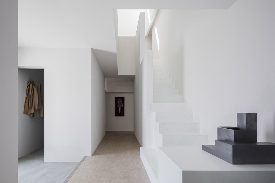 hilltop house by formkouchi kimura architects