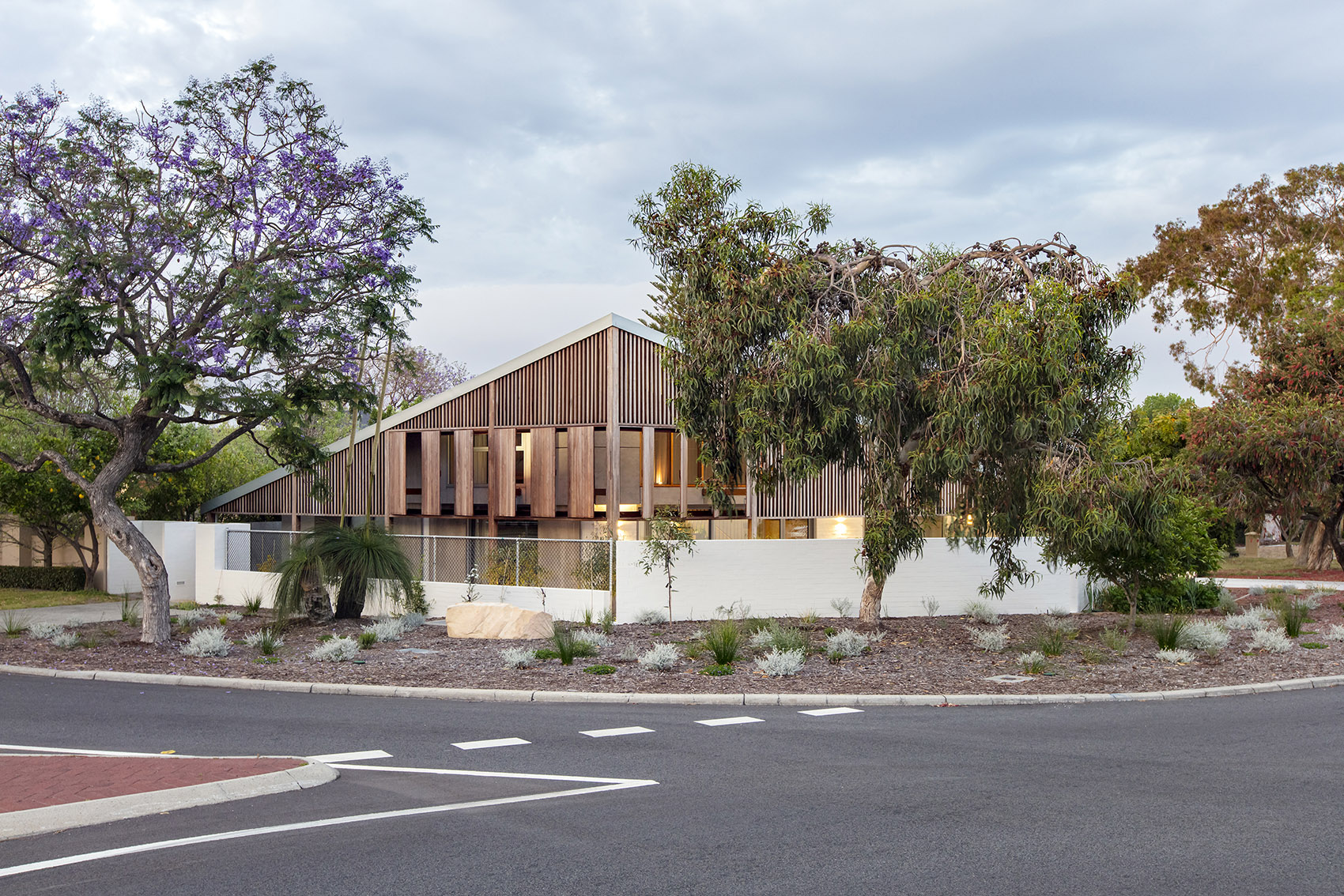 Macdonald Road House by Philip Stejskal Architecture 谷德设计网