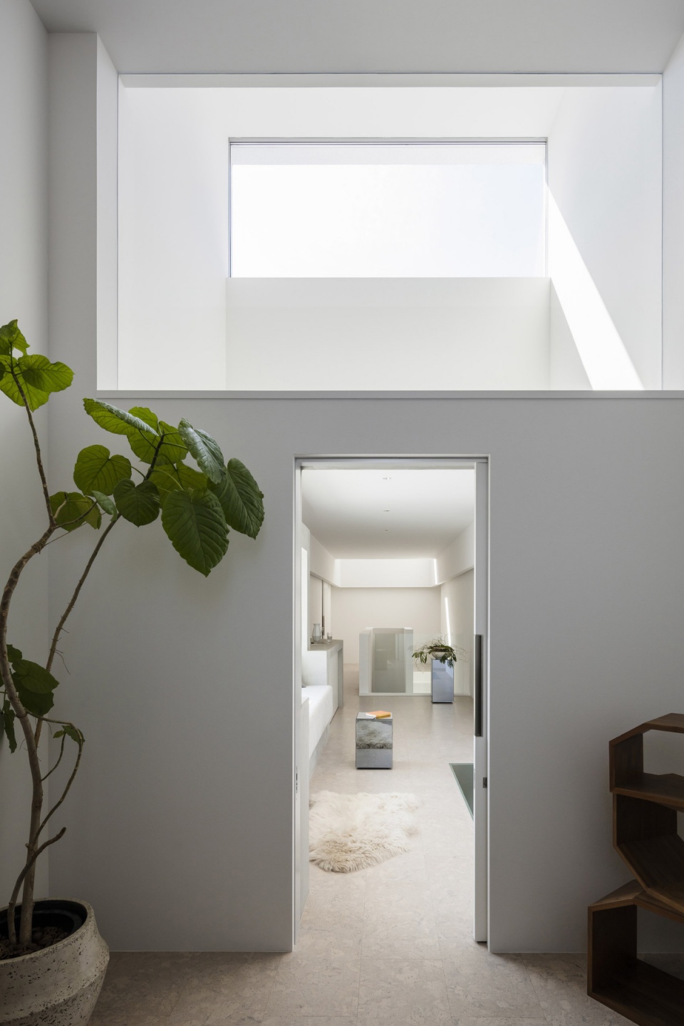 hilltop house by formkouchi kimura architects