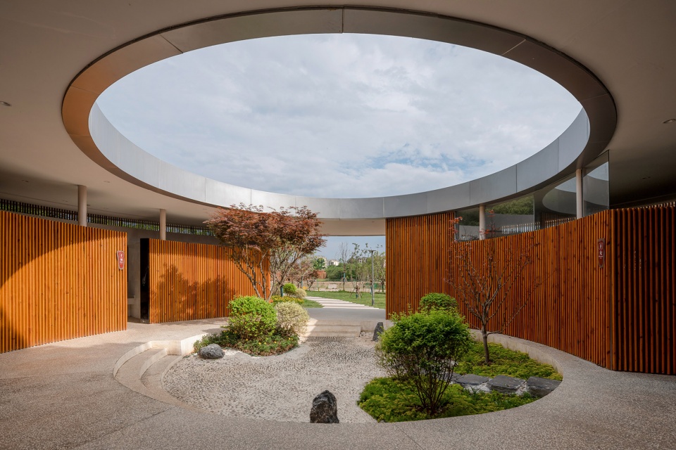lakeside rest station landscape public toilet of liangzi lake by upa