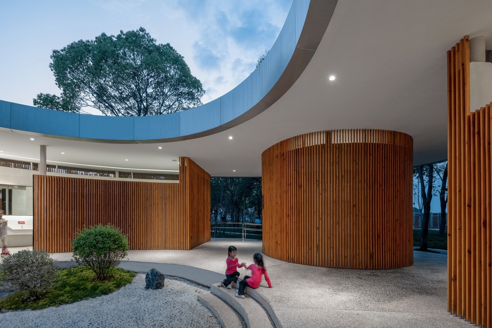 lakeside rest station landscape public toilet of liangzi lake by upa
