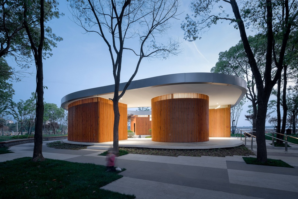 lakeside rest station landscape public toilet of liangzi lake by upa