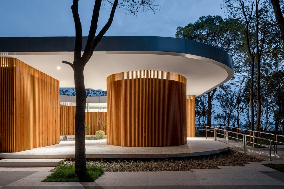 lakeside rest station landscape public toilet of liangzi lake by upa