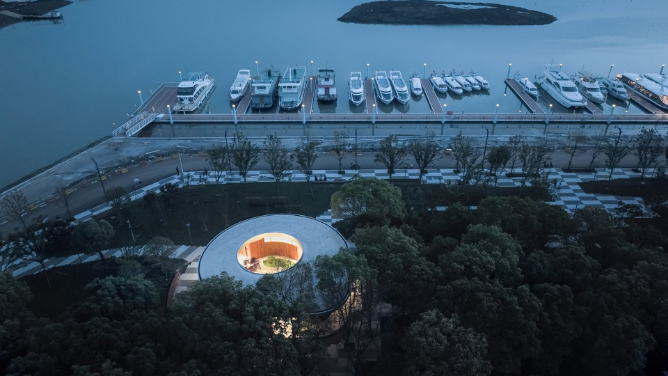 lakeside rest station landscape public toilet of liangzi lake by upa