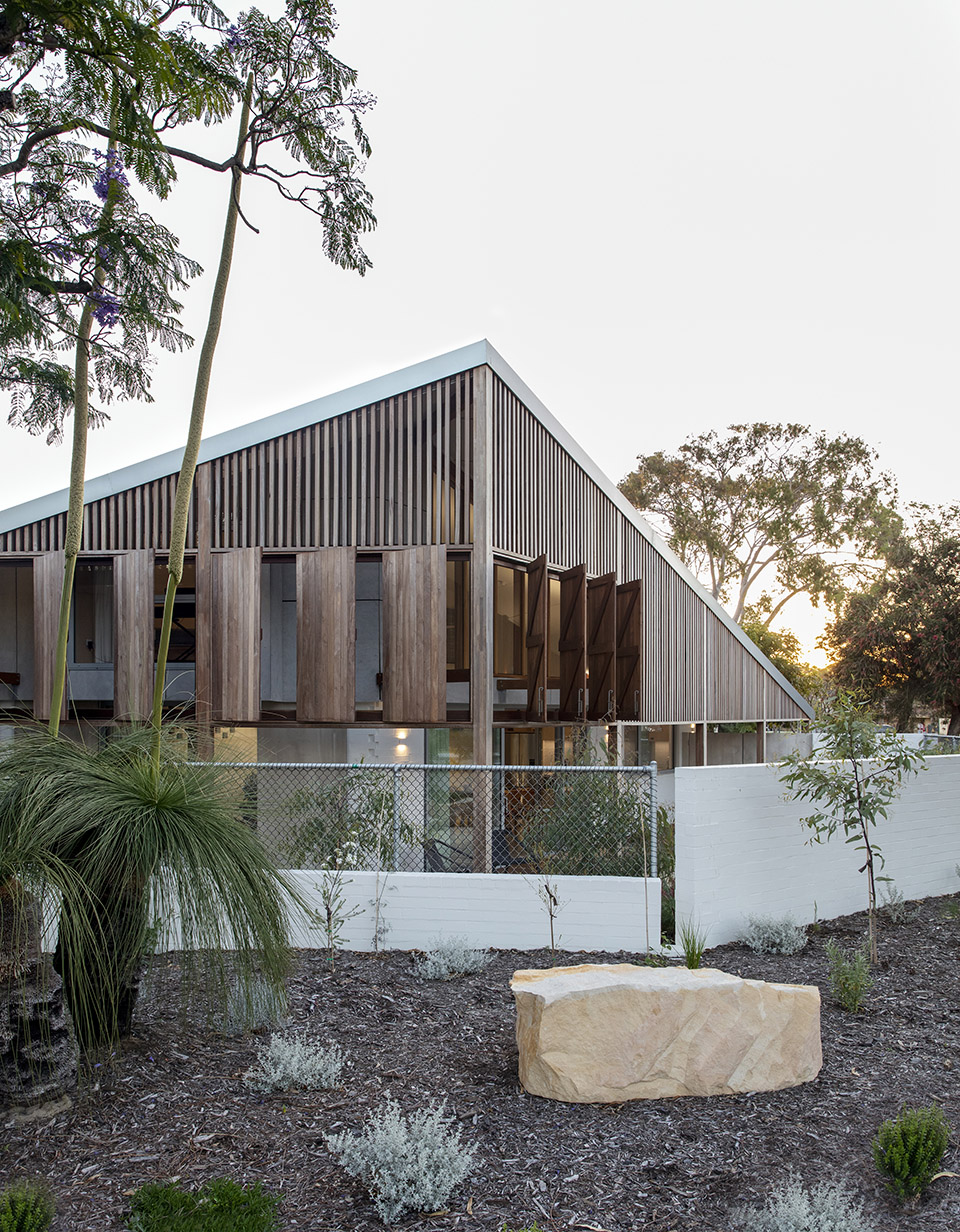 Macdonald Road House by Philip Stejskal Architecture 谷德设计网