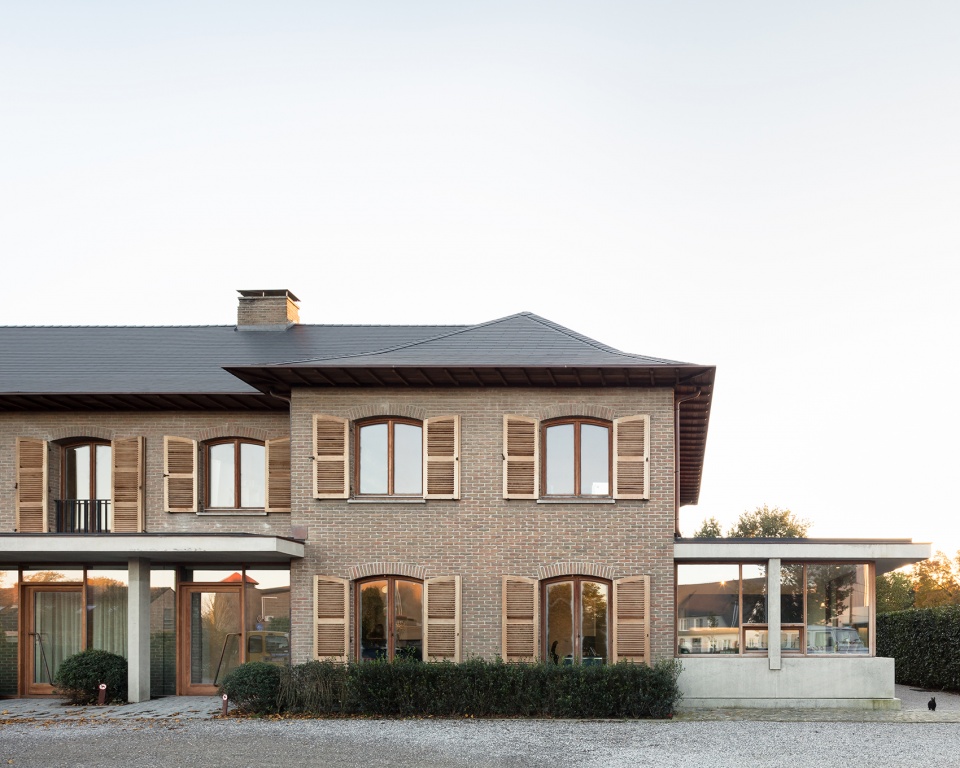 house and veterinary practice vd b by graux baeyens architecten