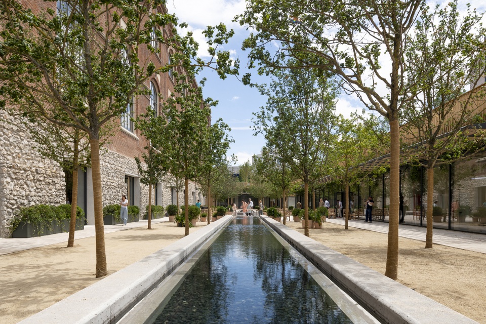 ombu office building by foster partners