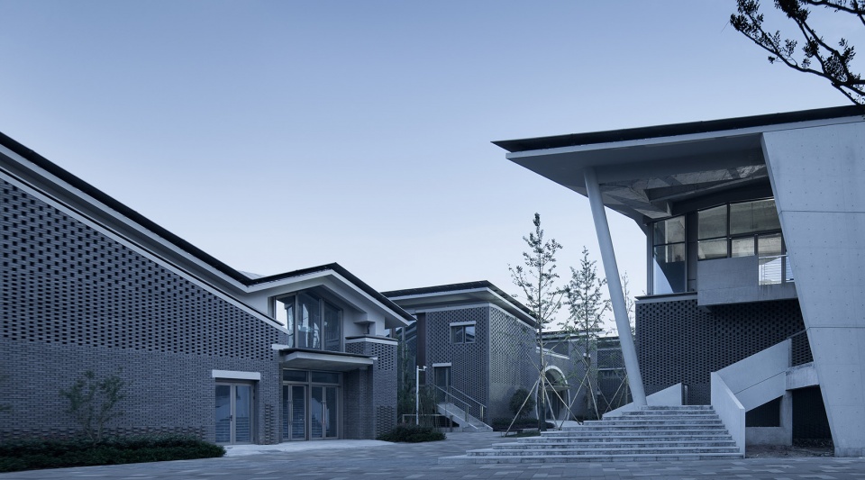 jingjiang riverside commercial street by rong zhaohui studio zradi