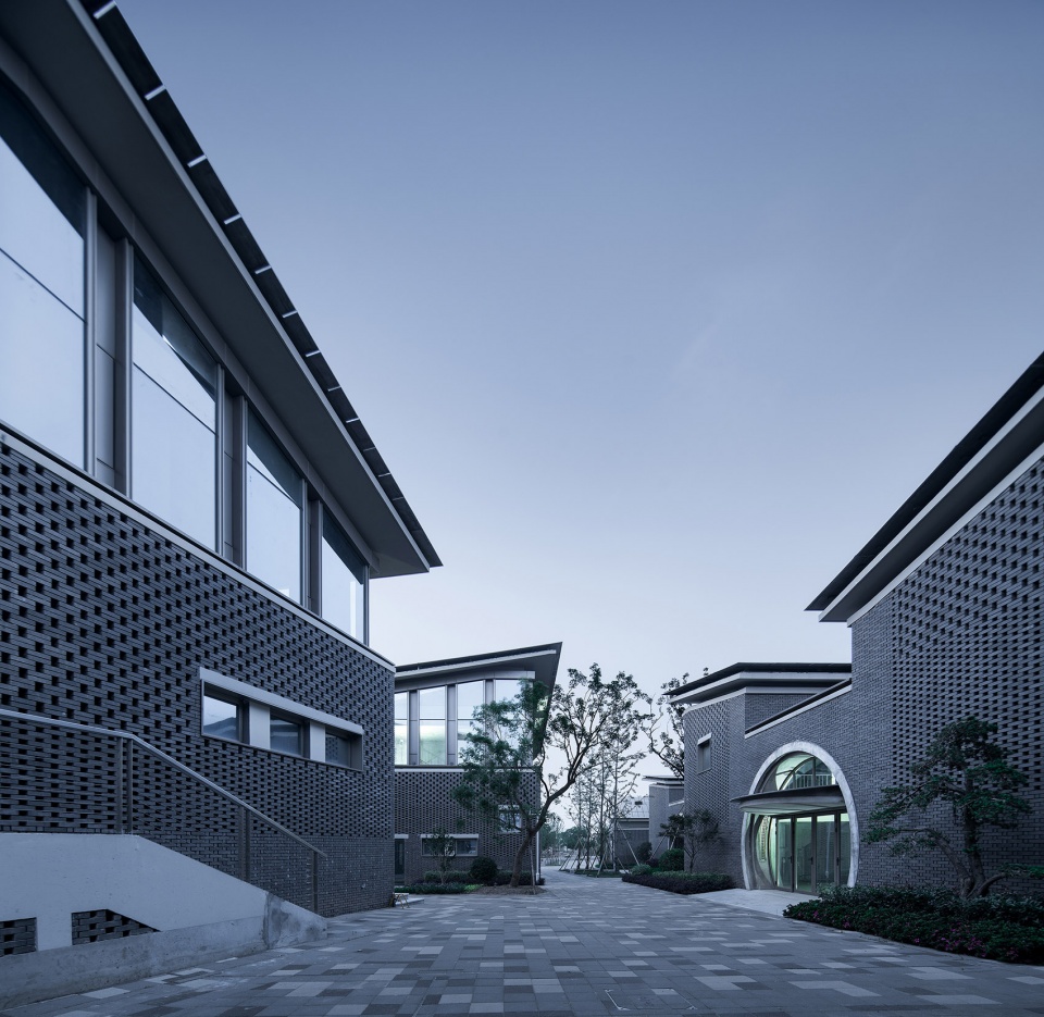 jingjiang riverside commercial street by rong zhaohui studio zradi