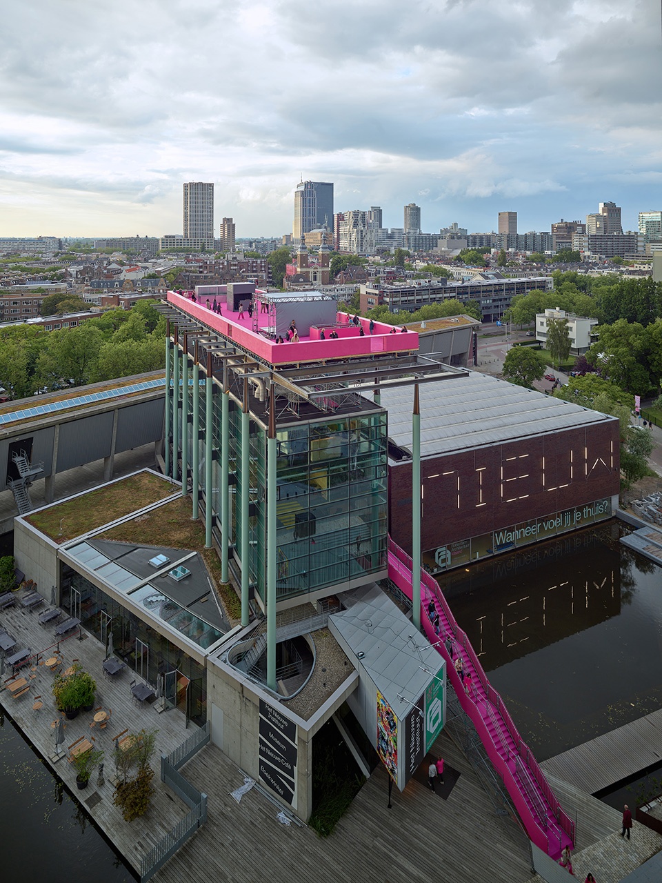 the podium opens allowing the public to visit the roof of het nieuwe instituut