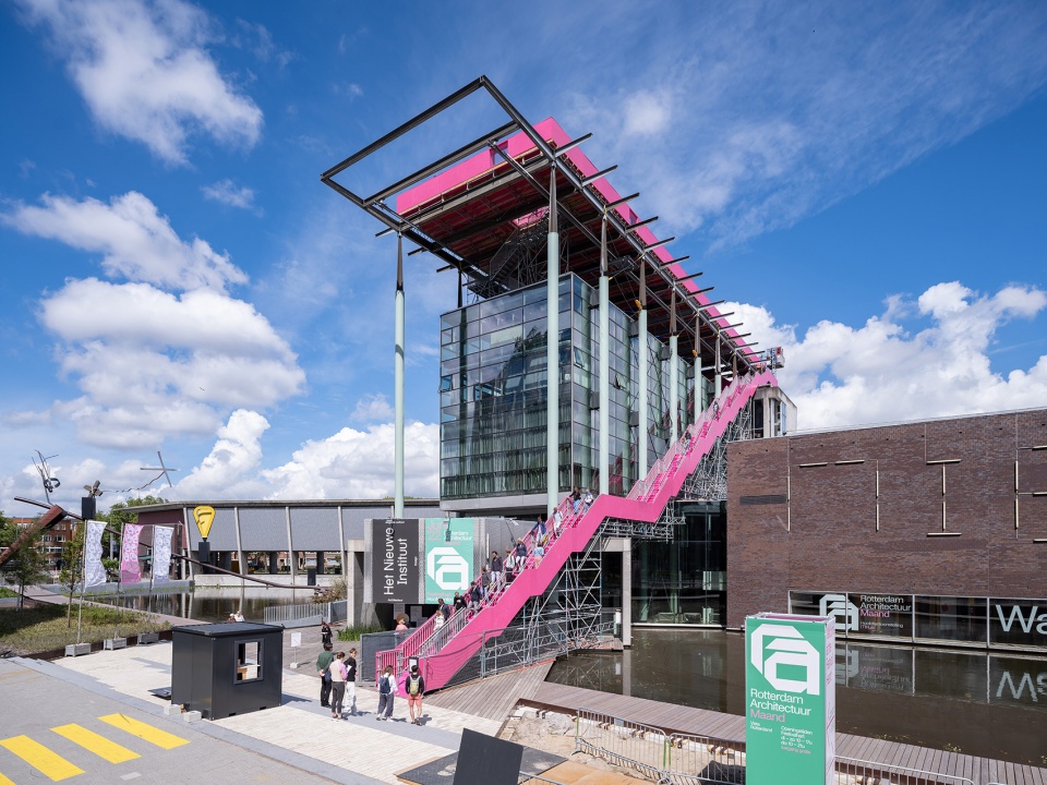 the podium opens allowing the public to visit the roof of het nieuwe instituut