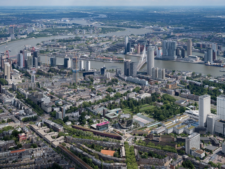 the podium opens allowing the public to visit the roof of het nieuwe instituut