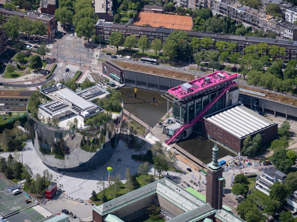 the podium opens allowing the public to visit the roof of het nieuwe instituut