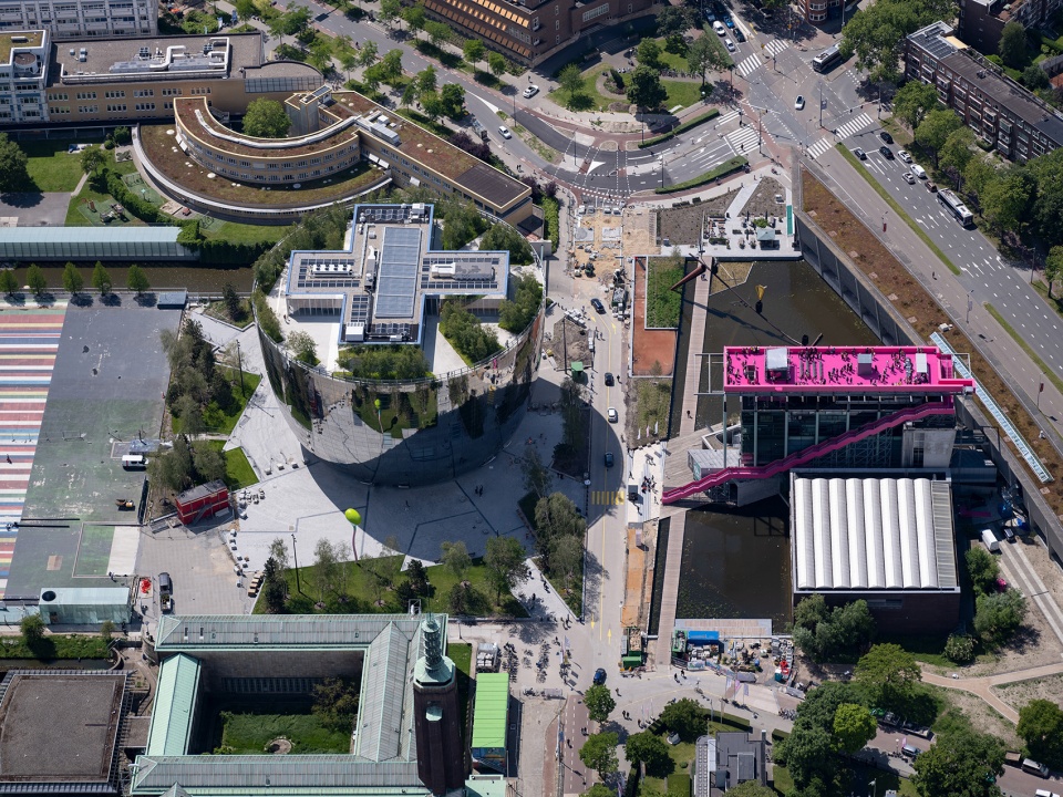 the podium opens allowing the public to visit the roof of het nieuwe instituut