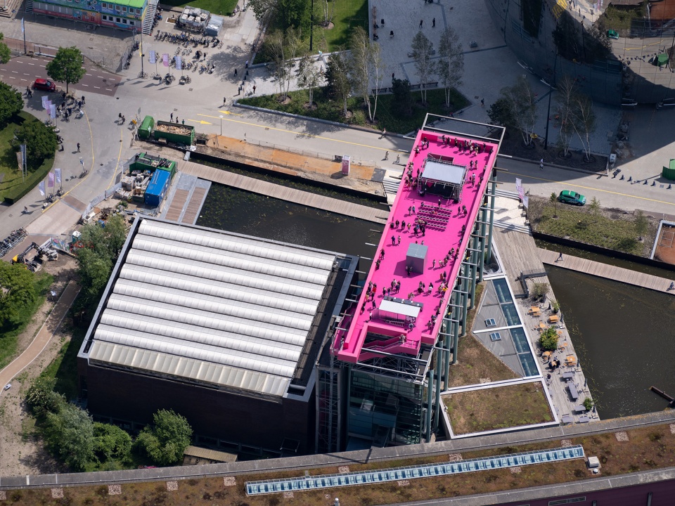 the podium opens allowing the public to visit the roof of het nieuwe instituut
