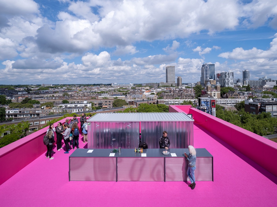 the podium opens allowing the public to visit the roof of het nieuwe instituut