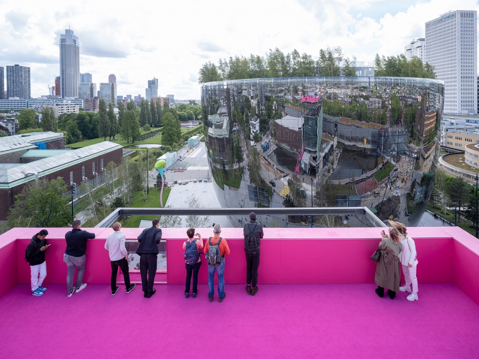 the podium opens allowing the public to visit the roof of het nieuwe instituut
