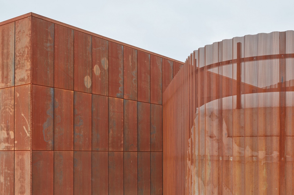 the ford calumet environmental center by valerio dewalt train