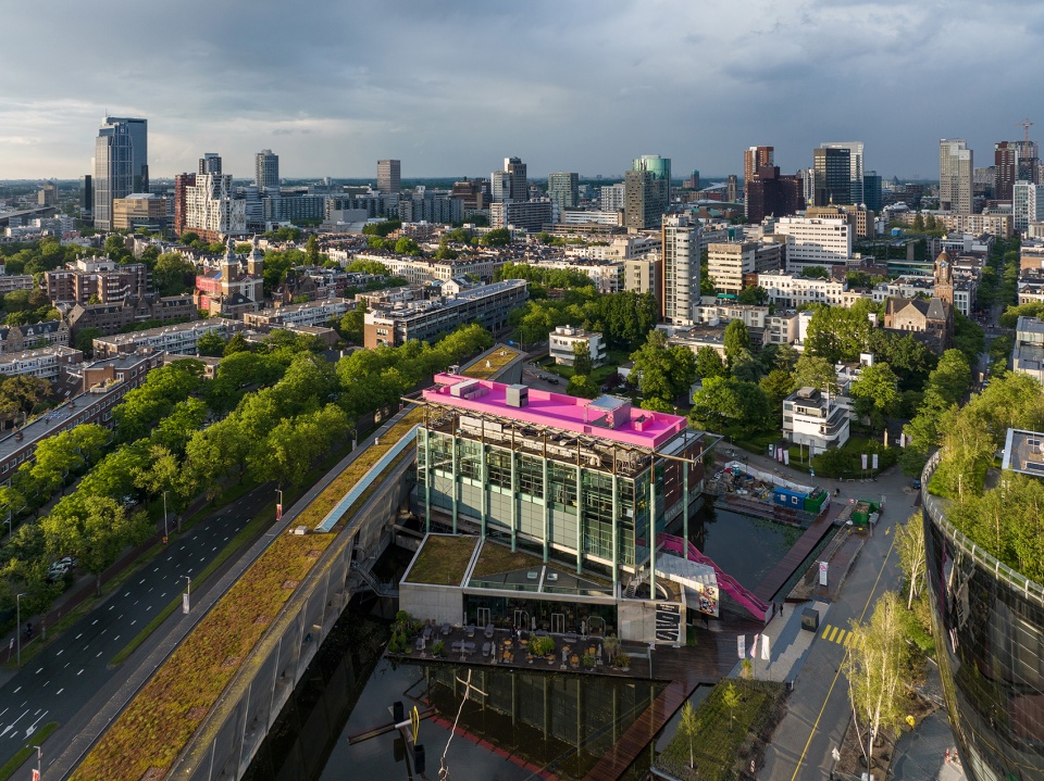 the podium opens allowing the public to visit the roof of het nieuwe instituut