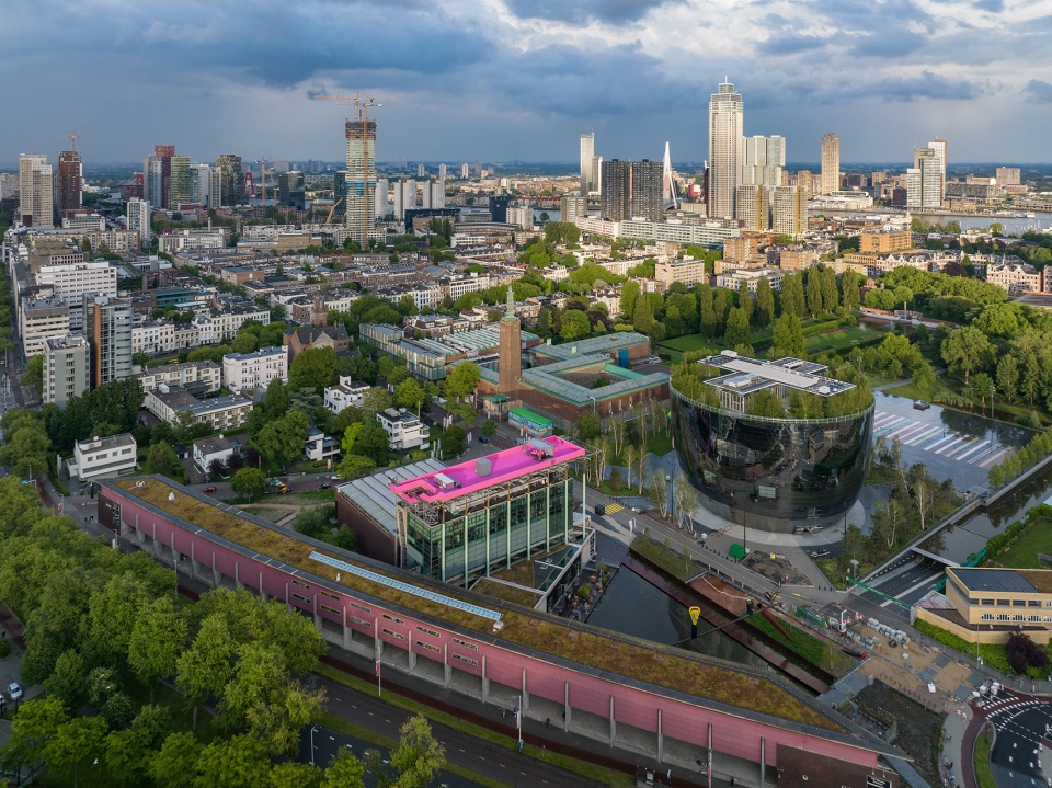 the podium opens allowing the public to visit the roof of het nieuwe instituut