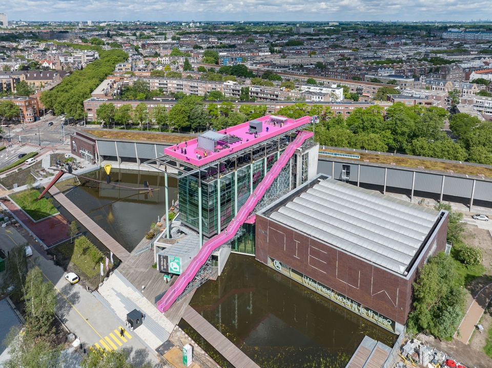 the podium opens allowing the public to visit the roof of het nieuwe instituut
