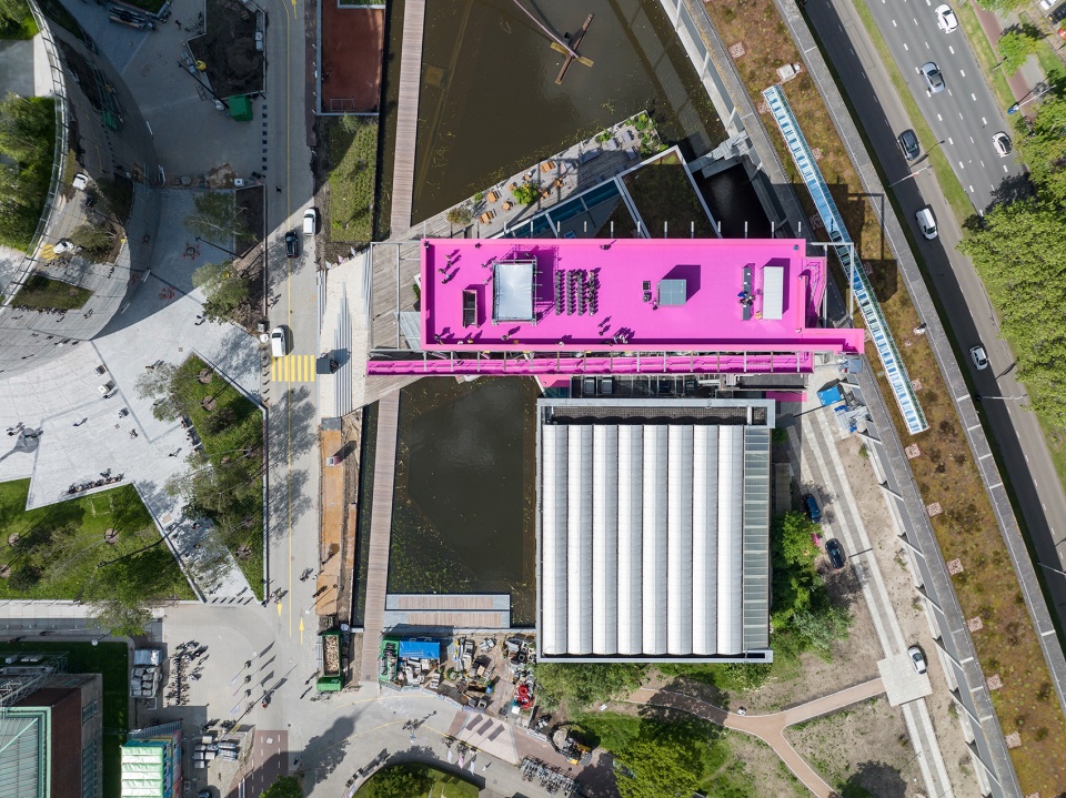 the podium opens allowing the public to visit the roof of het nieuwe instituut